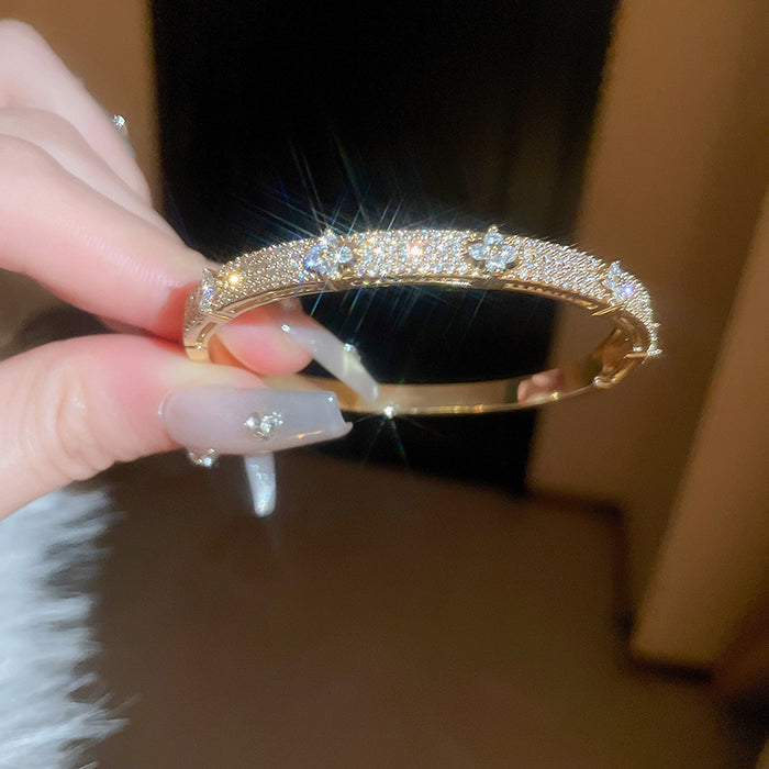 Bracelet Fleur Zircon Doré porté